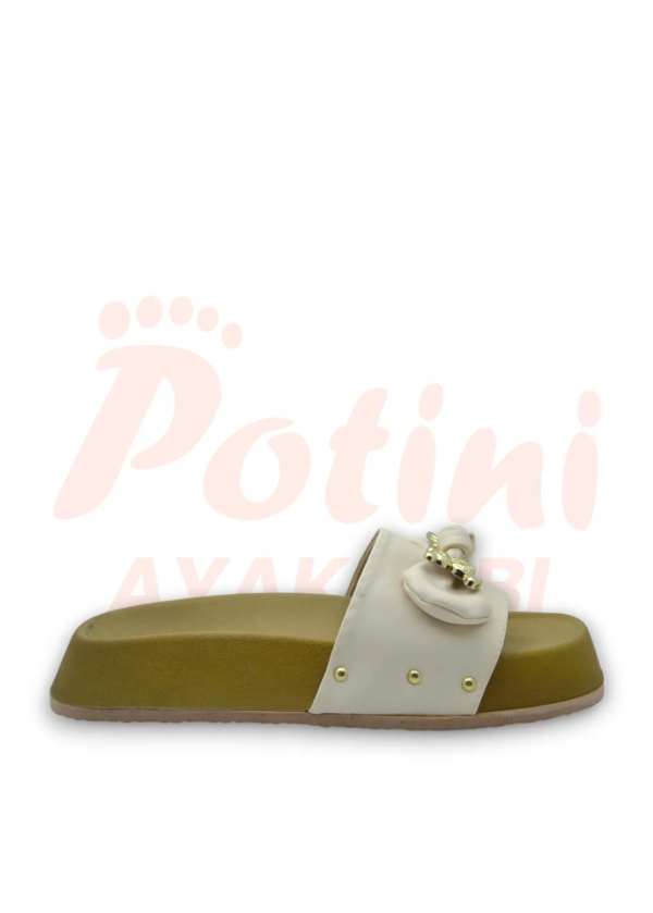 Krem Saten Rahat Taban Dolgu Topuklu Ayıcıklı Kadın Terlik